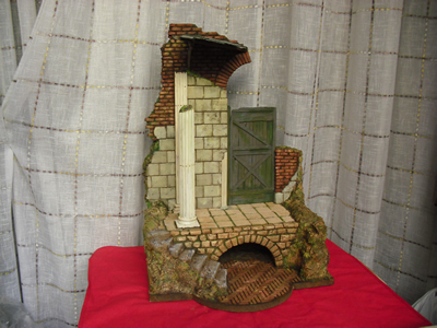 Foto della scenografia in legno e sughero di dimensioni 60 x 35 x h 70 ;classico tempio diruto per pastori vestiti di altezza cm 24 (mezzo carattere) in costruzione