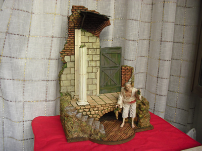 Foto della scenografia in legno e sughero di dimensioni 60 x 35 x h 70 ;classico tempio diruto per pastori vestiti di altezza cm 24 (mezzo carattere) in costruzione